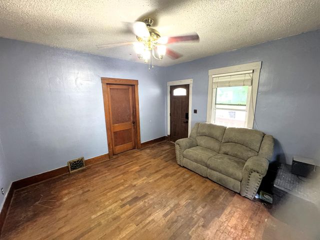 813 W Elm St, Salina, KS 67401