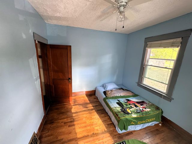 813 W Elm St, Salina, KS 67401