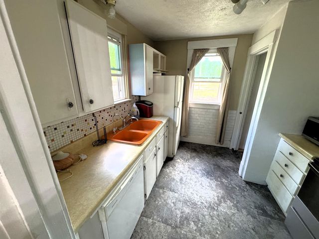 813 W Elm St, Salina, KS 67401