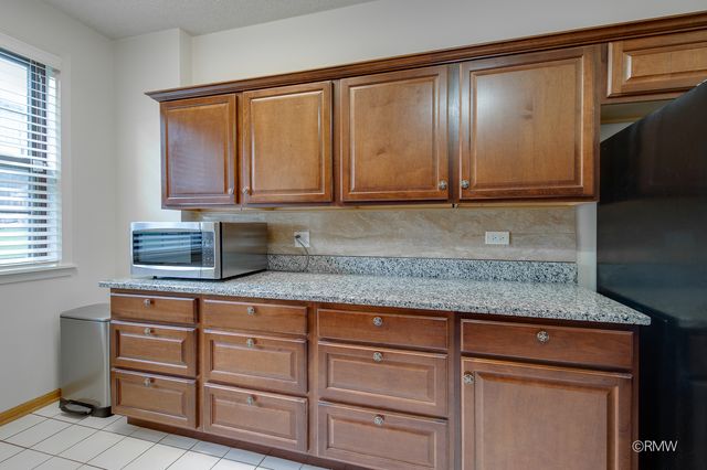 223 Glen Ridge Lane 1B, Bloomingdale, IL 60108