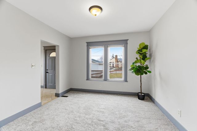 902 Dodd Road, West Saint Paul, MN 55118