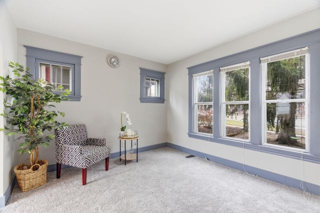 902 Dodd Road, West Saint Paul, MN 55118