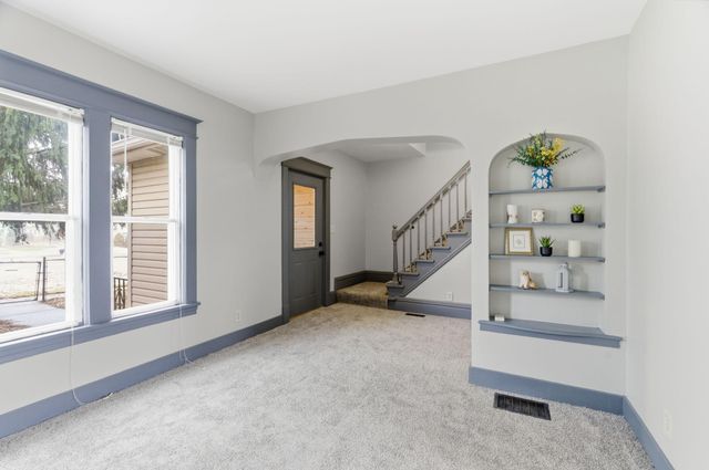 902 Dodd Road, West Saint Paul, MN 55118