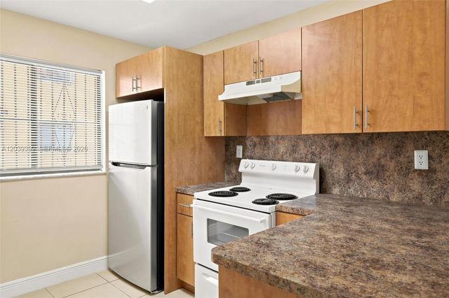 2730 W 61st Pl 201, Hialeah, FL 33016