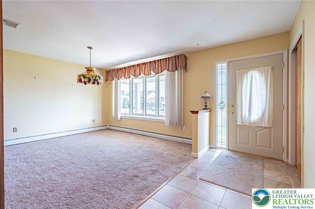 5902 Holiday Drive, Upper Macungie Twp, PA 18104