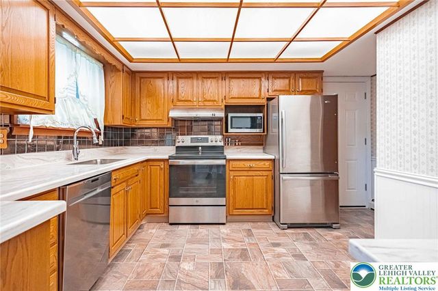 5902 Holiday Drive, Upper Macungie Twp, PA 18104