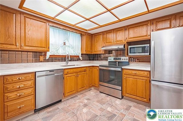 5902 Holiday Drive, Upper Macungie Twp, PA 18104