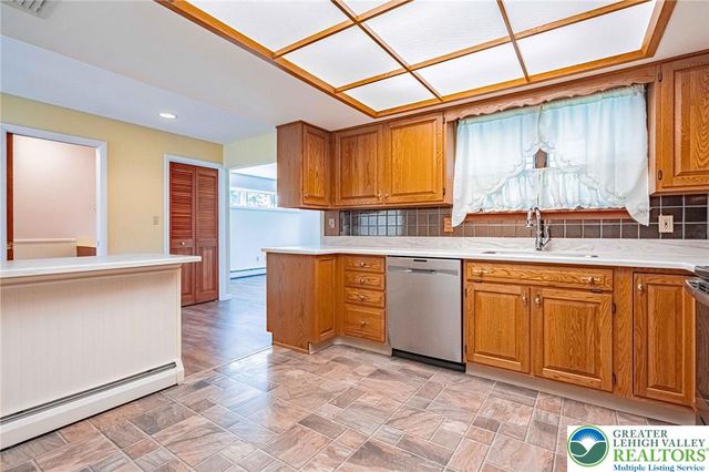 5902 Holiday Drive, Upper Macungie Twp, PA 18104