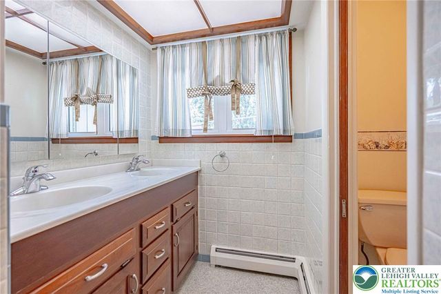 5902 Holiday Drive, Upper Macungie Twp, PA 18104