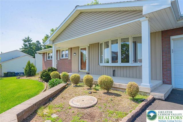 5902 Holiday Drive, Upper Macungie Twp, PA 18104