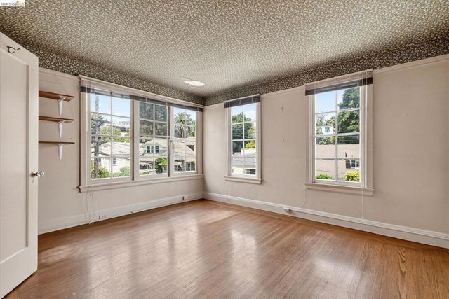 617 Boulevard Way, Oakland, CA 94610