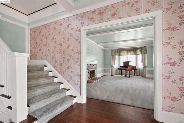 617 Boulevard Way, Oakland, CA 94610