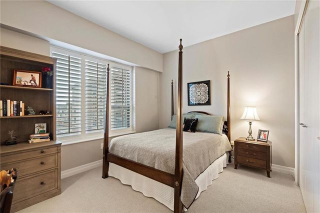 4950 Central Street 306, Kansas City, MO 64112