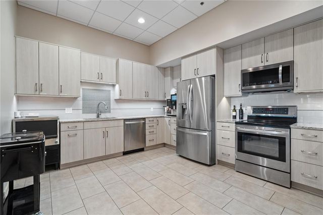 4950 Central Street 306, Kansas City, MO 64112