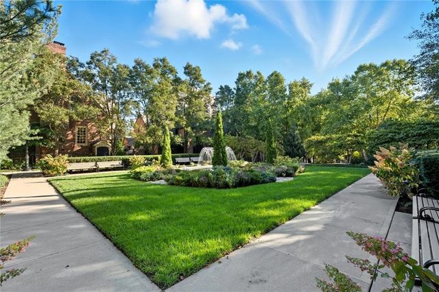 4950 Central Street 306, Kansas City, MO 64112