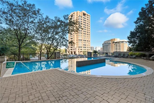 4950 Central Street 306, Kansas City, MO 64112