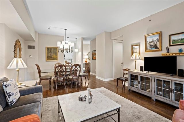 4950 Central Street 306, Kansas City, MO 64112