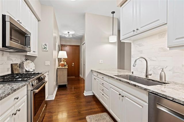 4950 Central Street 306, Kansas City, MO 64112