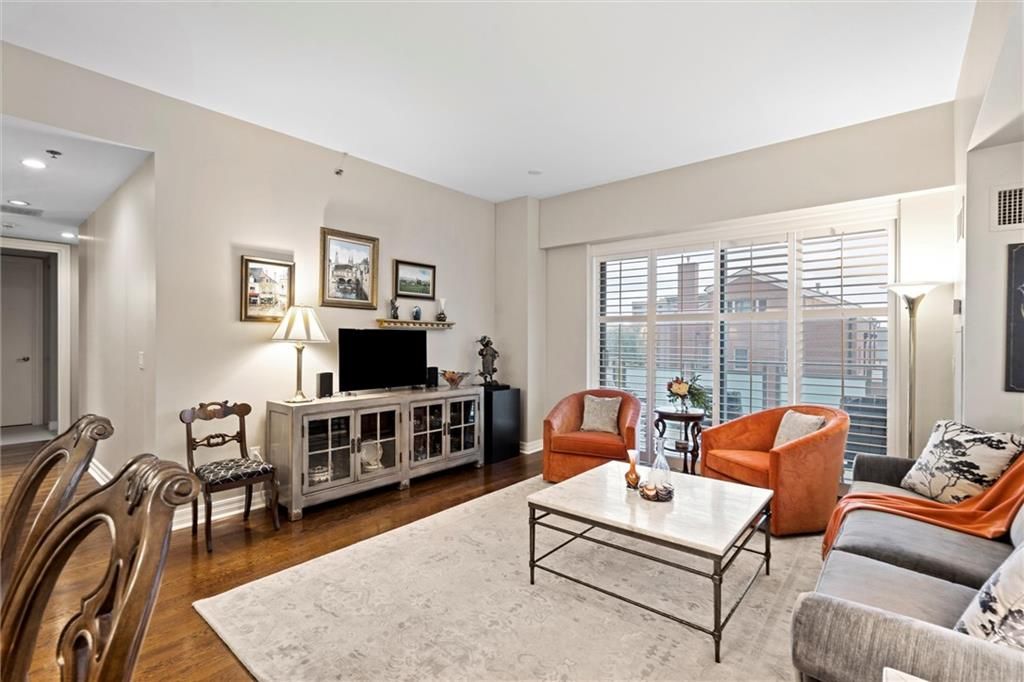 4950 Central Street 306, Kansas City, MO 64112