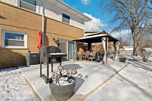 223 W Rainbow Drive, Glenwood, IL 60425