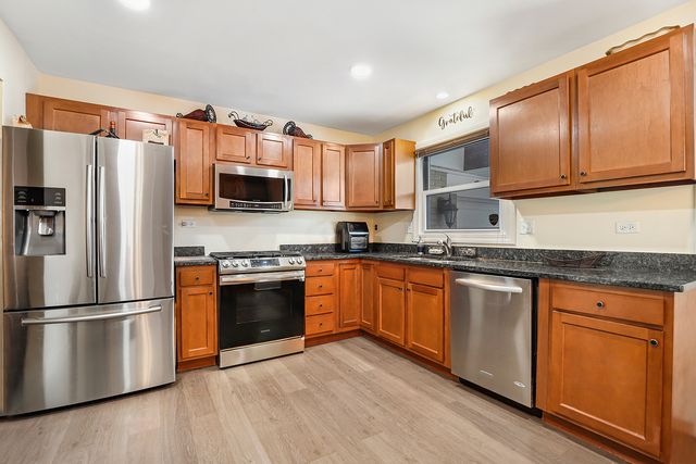 223 W Rainbow Drive, Glenwood, IL 60425