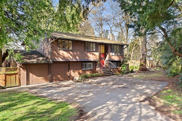 13575 Roosevelt Way N, Seattle, WA 98133