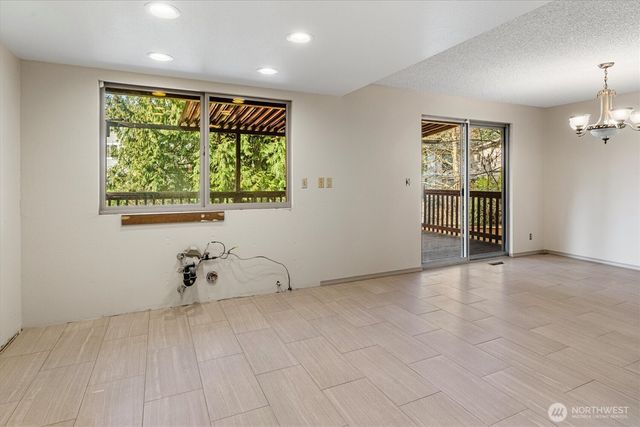 13575 Roosevelt Way N, Seattle, WA 98133