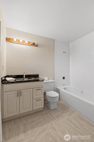 13575 Roosevelt Way N, Seattle, WA 98133