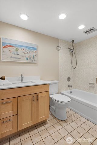 13575 Roosevelt Way N, Seattle, WA 98133