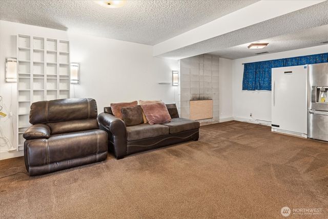 13575 Roosevelt Way N, Seattle, WA 98133