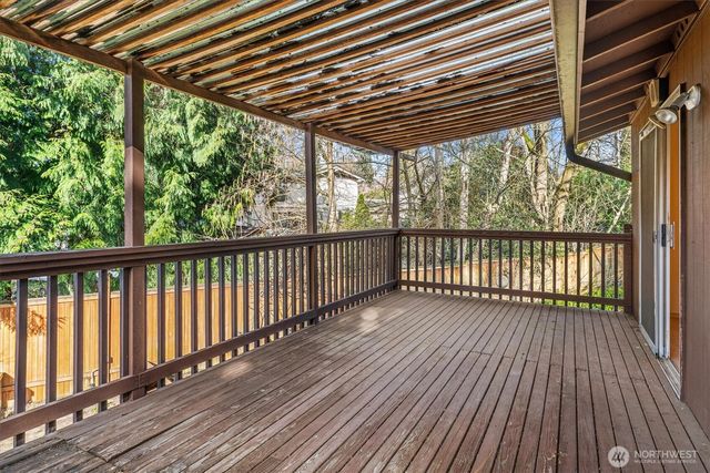 13575 Roosevelt Way N, Seattle, WA 98133