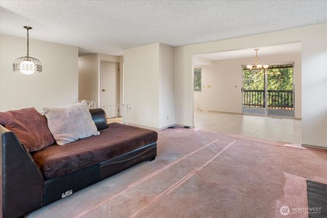 13575 Roosevelt Way N, Seattle, WA 98133