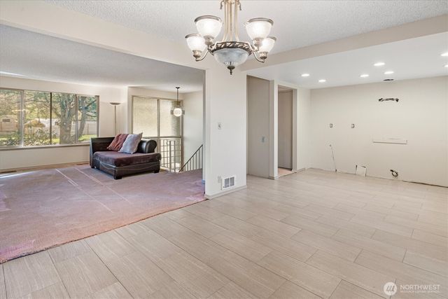 13575 Roosevelt Way N, Seattle, WA 98133