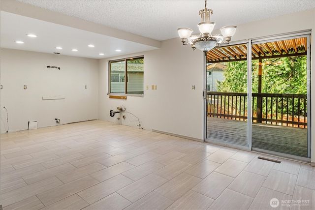 13575 Roosevelt Way N, Seattle, WA 98133