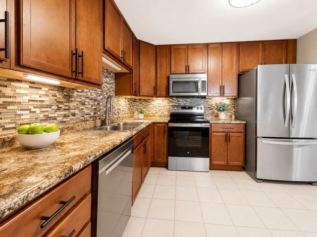 375 Plum Creek Drive 312, Wheeling, IL 60090