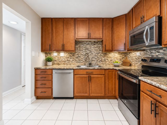 375 Plum Creek Drive 312, Wheeling, IL 60090