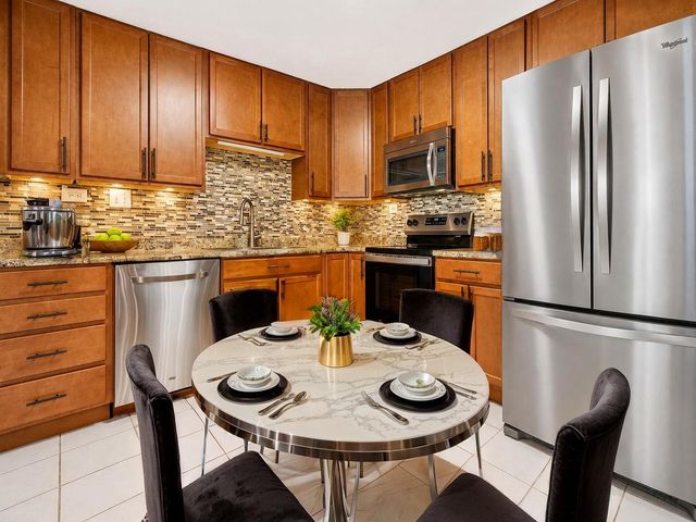 375 Plum Creek Drive 312, Wheeling, IL 60090