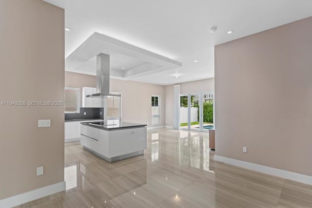 8415 NW 34th Dr, Doral, FL 33122