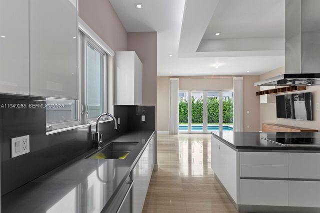 8415 NW 34th Dr, Doral, FL 33122