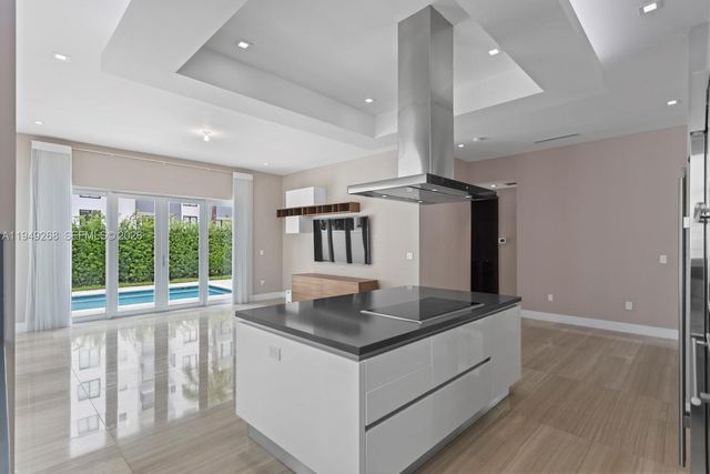 8415 NW 34th Dr, Doral, FL 33122