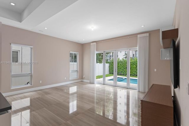 8415 NW 34th Dr, Doral, FL 33122