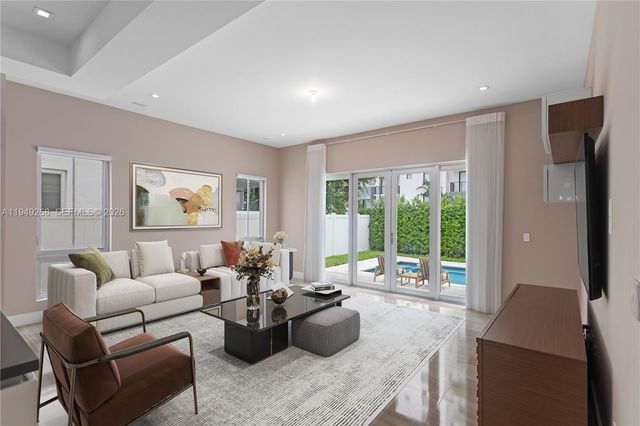 8415 NW 34th Dr, Doral, FL 33122