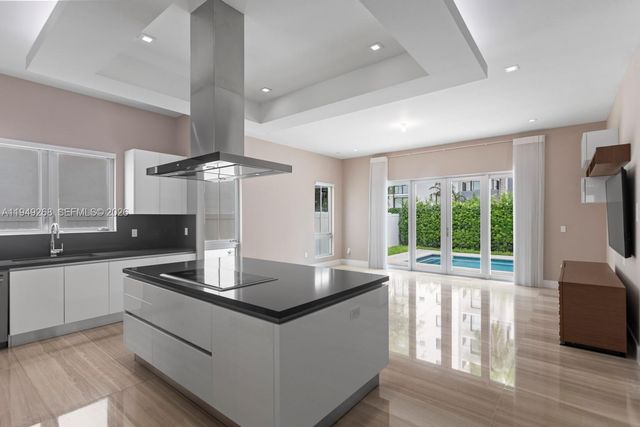 8415 NW 34th Dr, Doral, FL 33122