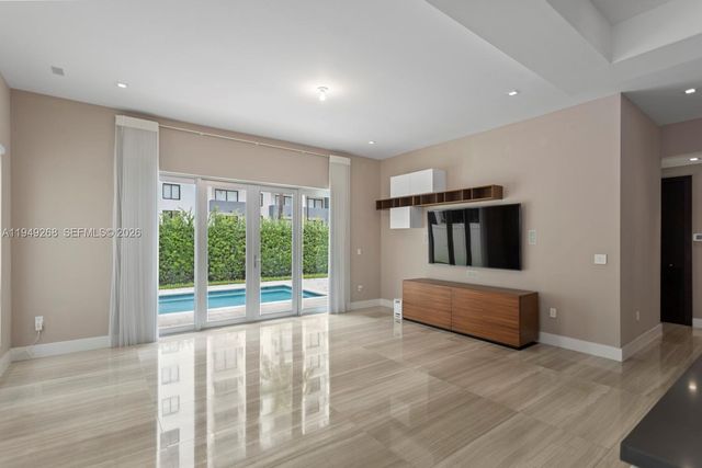 8415 NW 34th Dr, Doral, FL 33122