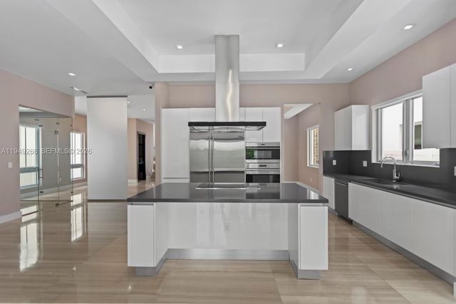 8415 NW 34th Dr, Doral, FL 33122