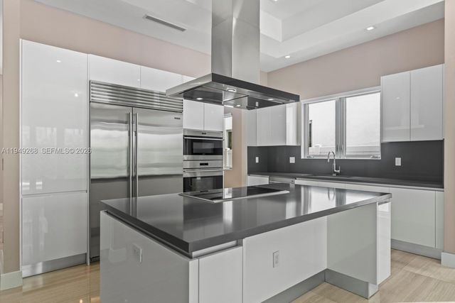 8415 NW 34th Dr, Doral, FL 33122