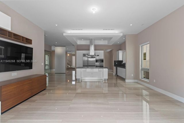 8415 NW 34th Dr, Doral, FL 33122