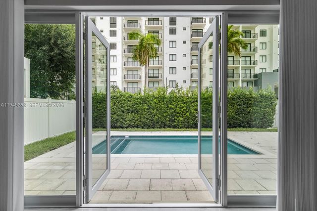 8415 NW 34th Dr, Doral, FL 33122