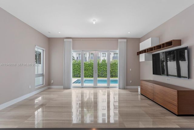 8415 NW 34th Dr, Doral, FL 33122