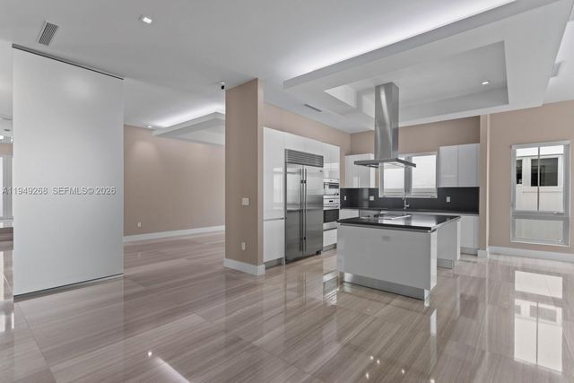 8415 NW 34th Dr, Doral, FL 33122